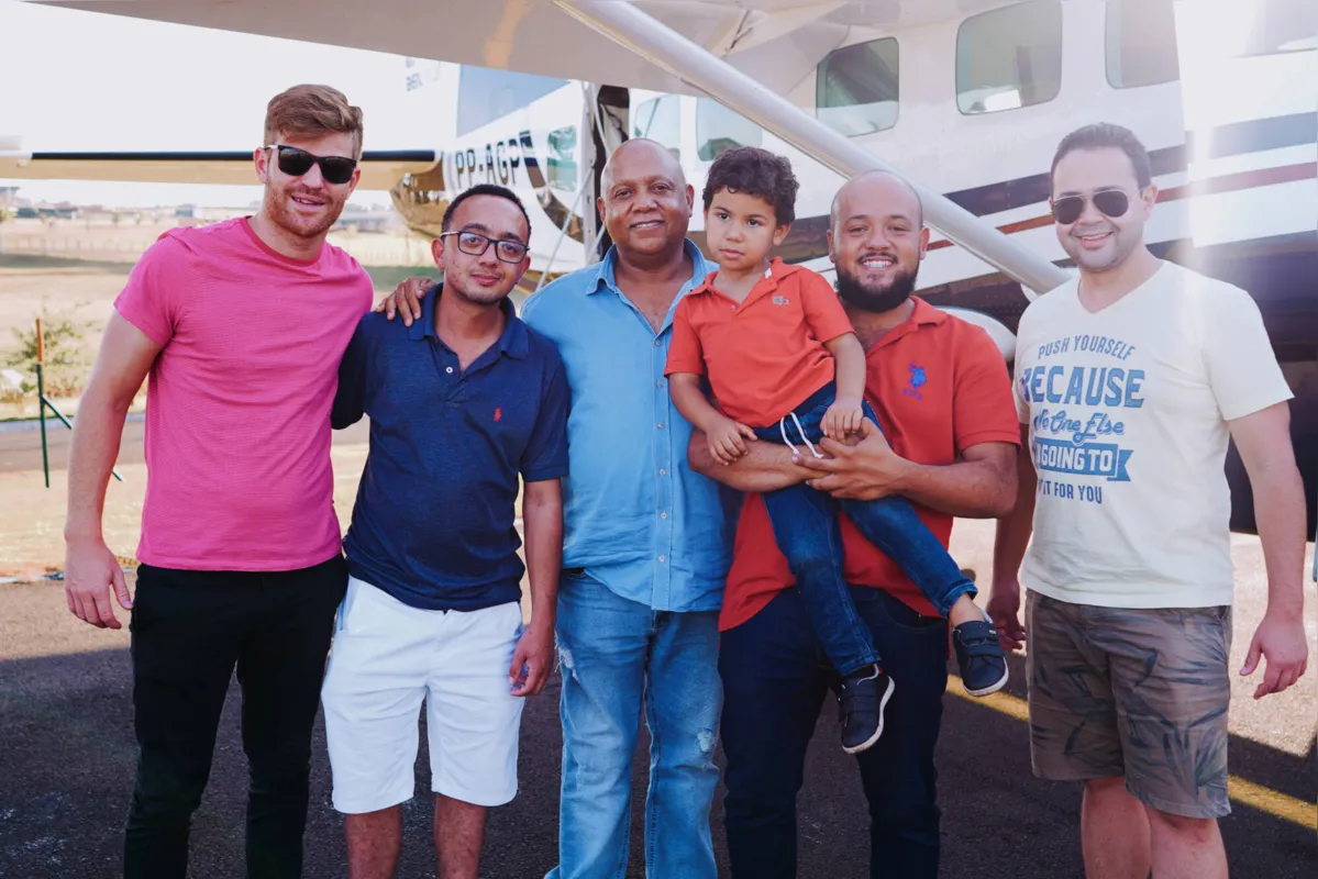 O empresário Adilson Santos de Oliveira, que comanda a Eurofral e a Aerosul, mais os filhos, Pedro, Paulo e Gustavo e o neto, Lucas, com o corretor Ronaldo Griggio Junior