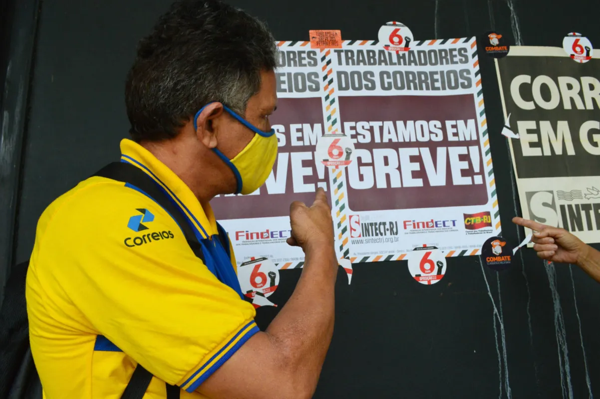 Carteiro paralisado no Rio de Janeiro: greve chega a 24 Estados brasileiros
