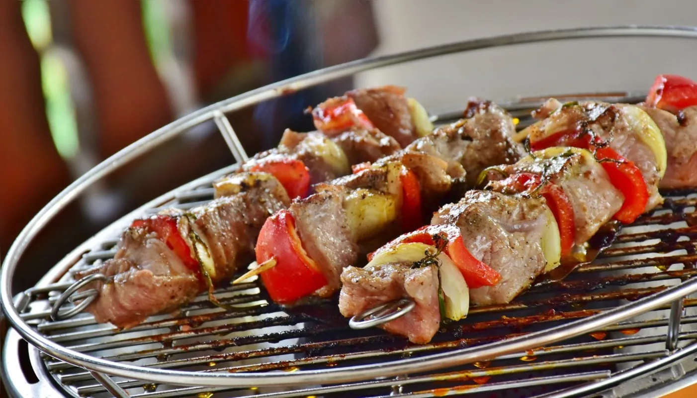 Como tudo, o churrasco tem seus segredos até na hora de acender o fogo