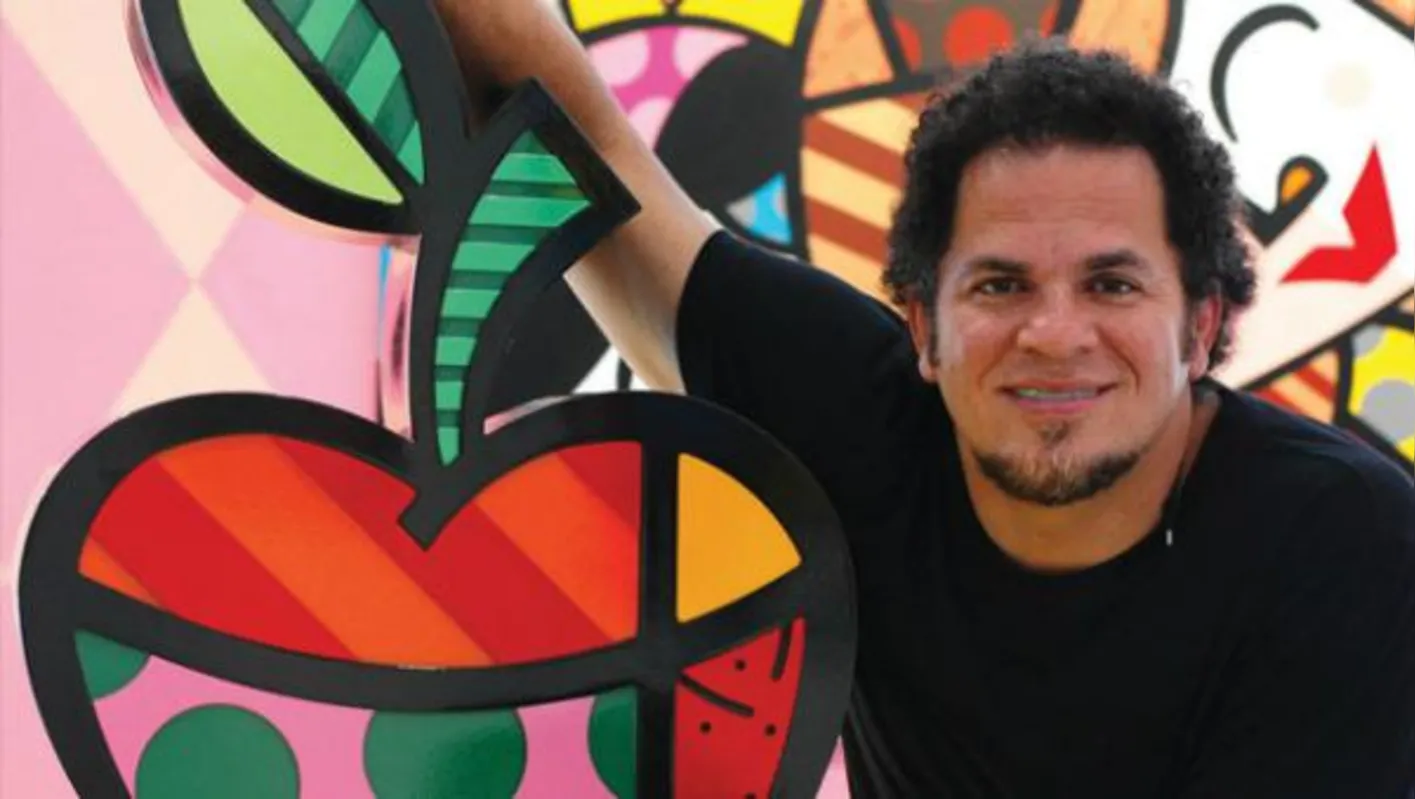 Imagem ilustrativa da imagem Mulher quebra obra de arte do Romero Britto avaliada em R$ 1,9 mil na frente do artista