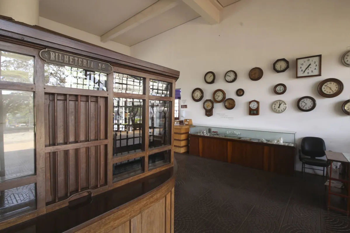 O guichê da compra de passagens da antiga estação ferroviária e os relógios na parede destacam  o Museu como um marco de passagem do passado para o futuro