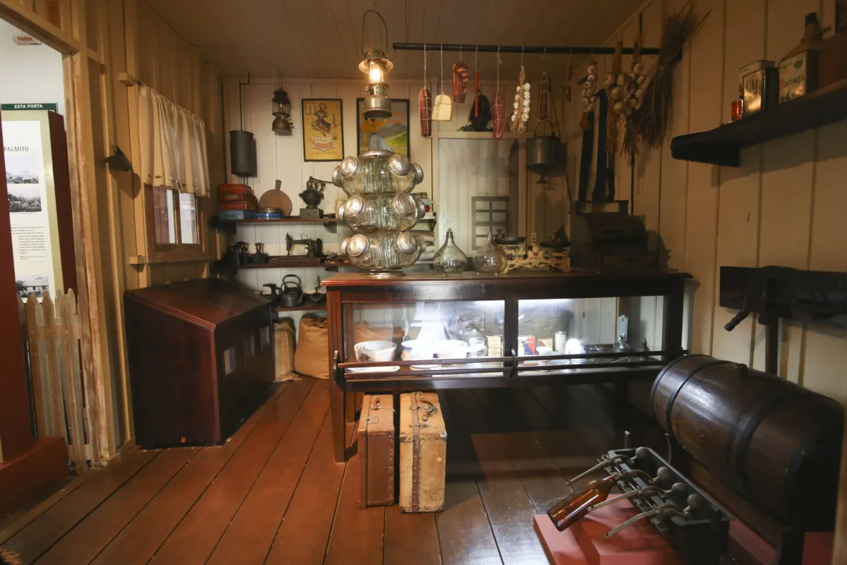 Um dos espaços mais ternos do Museu: a reconstituição da memória de uma antiga casa de comércio de Londrina