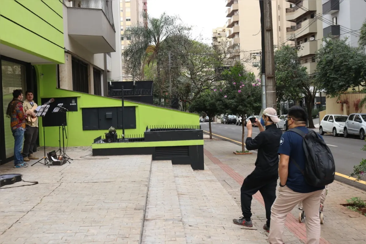 Nas ruas, as pessoas param para ouvir e fotografar a dupla ou, no mínimo, dão uma virada de pescoço enquanto passam