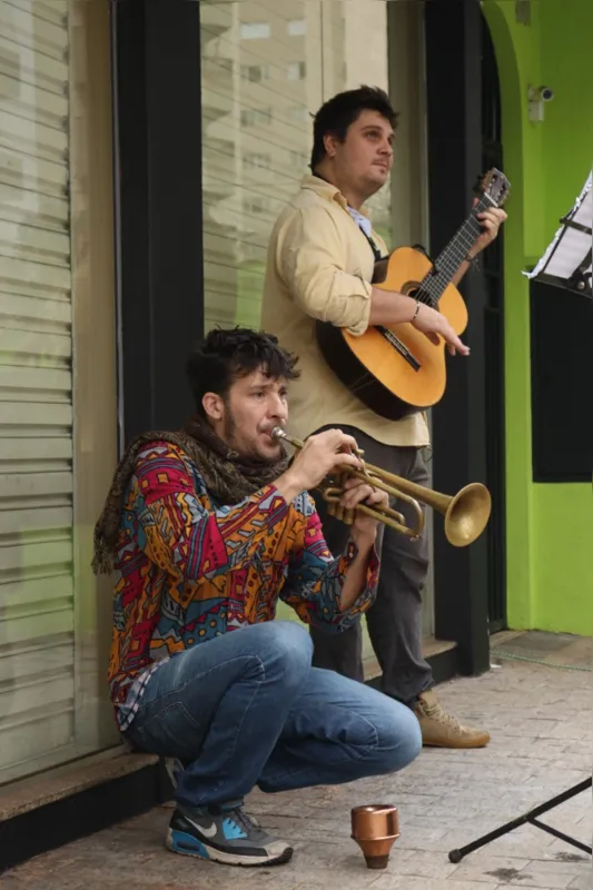 Gabriel e Alejandro: para levar música às ruas, ele driblam problemas técnicos e até do clima