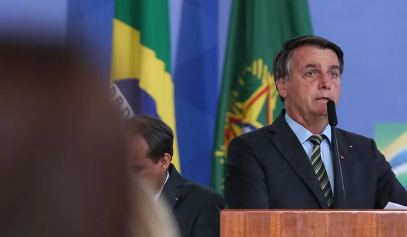 Imagem ilustrativa da imagem 'Não tem pergunta decente para fazer?', responde Bolsonaro sobre depósitos de Queiroz à primeira-dama