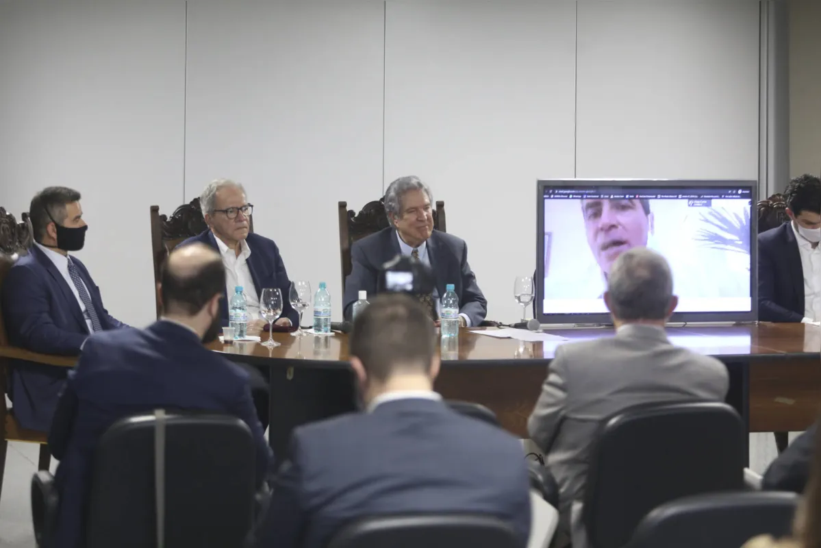 Representantes da Bordeaux, Marcio Tiago Arruda, Nelson Tanure e Hélio Costa, o prefeito Marcelo Belinati (on line) e o presidente da Copel, Daniel Slavieiro. 