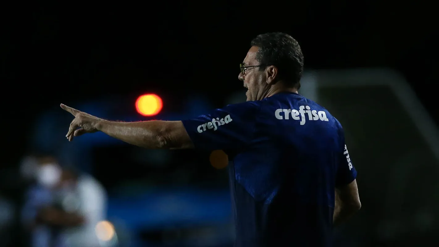 Imagem ilustrativa da imagem Palmeiras chega a 10 jogos sem perder, mas ainda convive com desconfiança