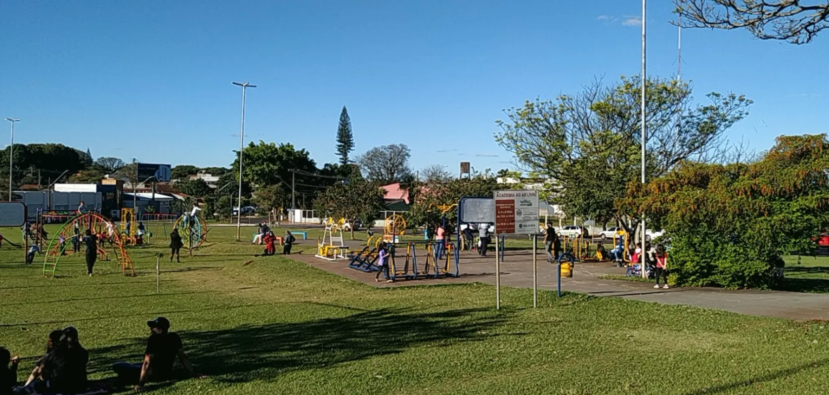 Pais aproveitaram domingo ensolarado para levar crianças para passear