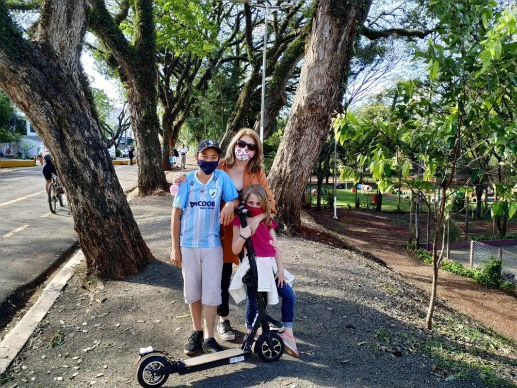 A terapeuta Sabrina Vargas aproveitou o domingo ensolado para passear com os filhos no Zerão