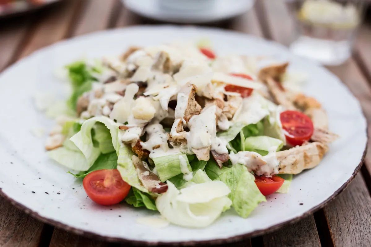 O molho da deliciosa salada Caesar pode ser feito com gema crua ou cozida