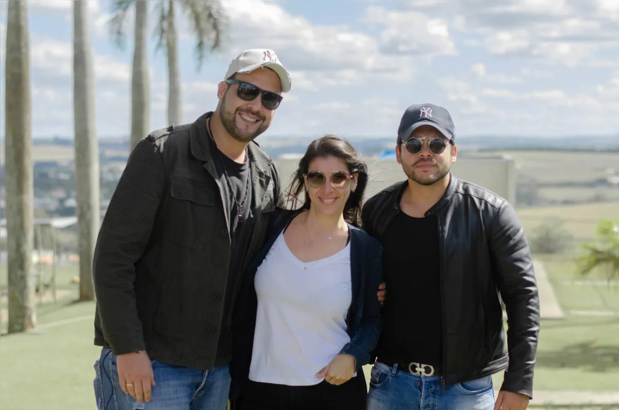 Guto Trindade e Juliana Haddad e o anfitrião, Thiago Takemura