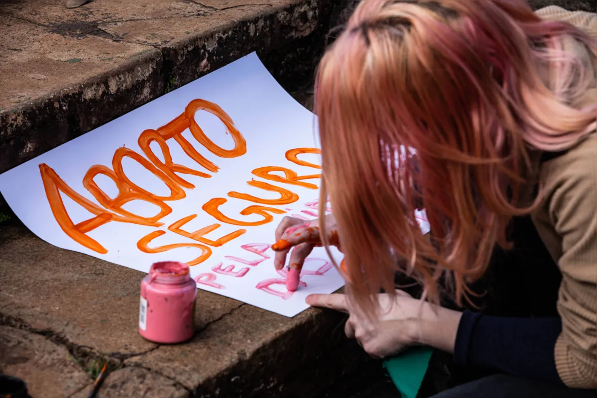 LONDRINA, PR, 22.08.2020 - Ato PrÃ³ Aborto, Frente Feminista De Londrina - Ato com performance "Um Estuprador em seu caminho" no Anfiteatro do ZerÃ£o. Frente Feminista de Londrina levanta suas bandeiras em prol da legalizaÃ§Ã£o do aborto, seguro e gratuÃ­to, tambÃ©m protestam contra os recentes casos de violÃªncia sexual  revelados nos Ãºltimos dias no Brasil.
Londrina 22/08/2020. - (Foto: Isaac Fontana/FramePhoto/Folhapress)
