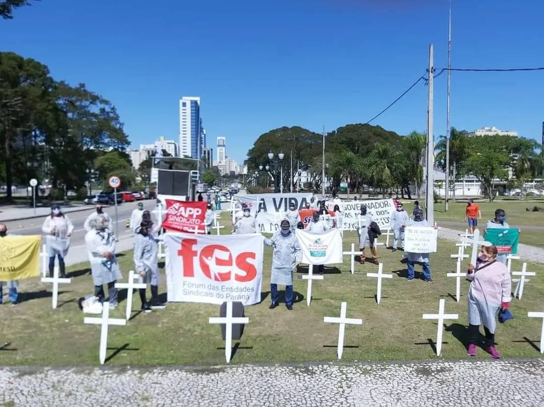 Imagem ilustrativa da imagem Professores protestam no Centro Cívico contra reajuste zero e terceirização
