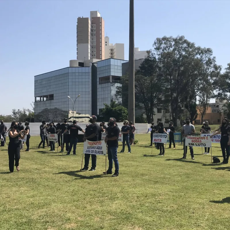 Imagem ilustrativa da imagem Profissionais de eventos fazem protesto para voltar ao trabalho