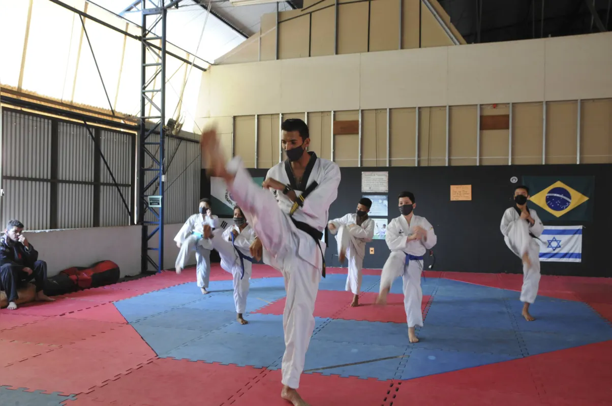 Pessoas atendidas pelo entidade têm aulas de luta 