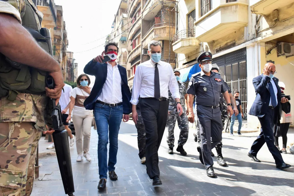 Mustapha Adib (centro) visita área afetada pela explosão em porto da capital libanesa