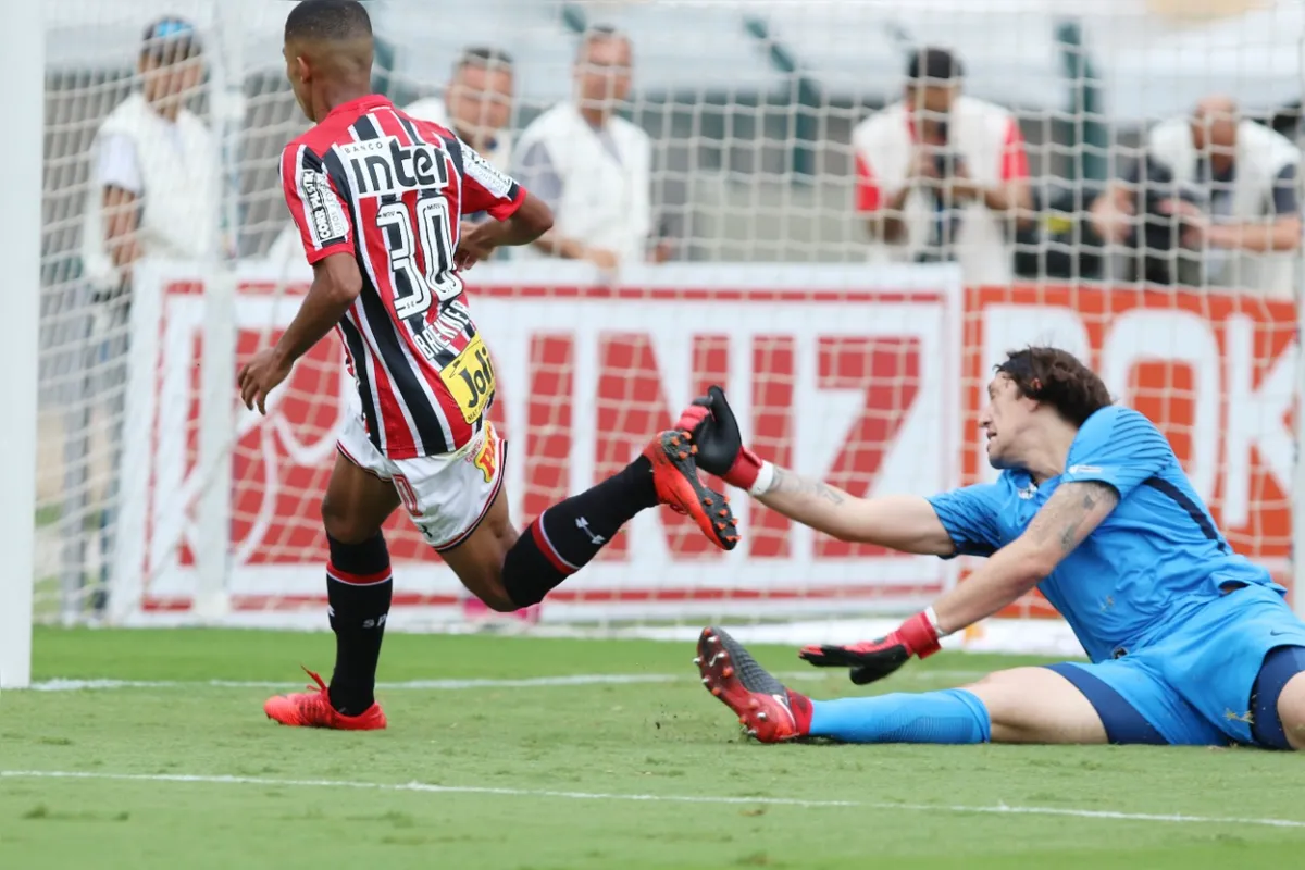 Imagem ilustrativa da imagem São Paulo derrota Corinthias e assume vice-liderança