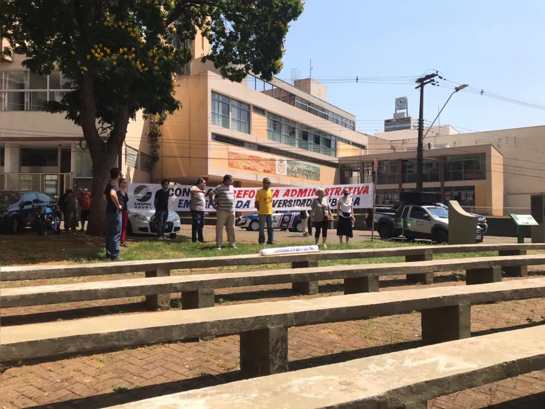 Imagem ilustrativa da imagem Sindicatos de Londrina realizam manifestação contra reforma administrativa