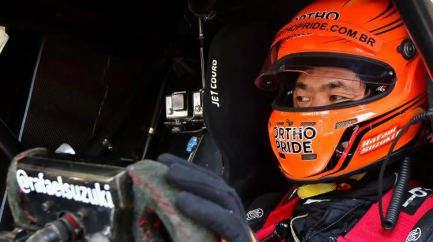 Largando da quarta posição na primeira prova, Suzuki se beneficiou de problemas dos concorrentes