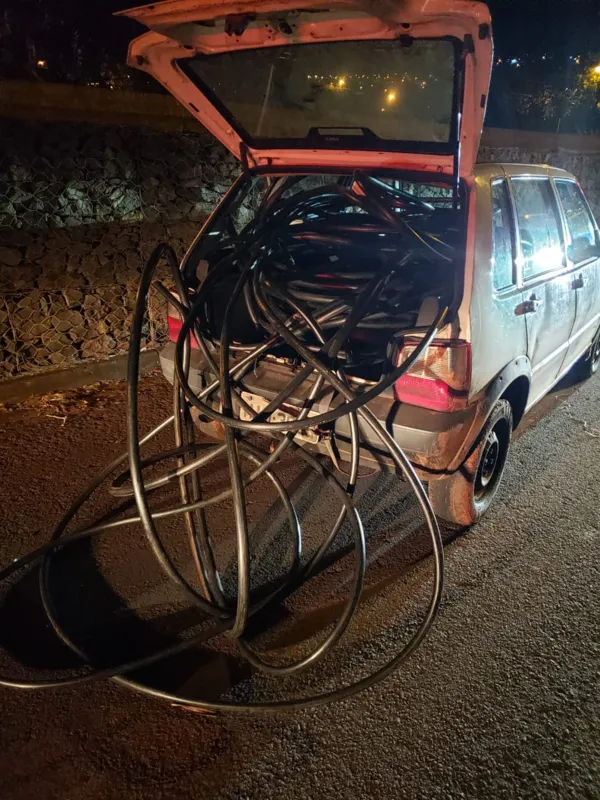 Fiação já estava em porta-malas de veículo em que homem foi detido