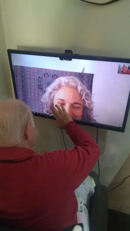 Adriana Galbiati se emocionou ao ver o pai Jaime acariciando seu rosto na tela  
