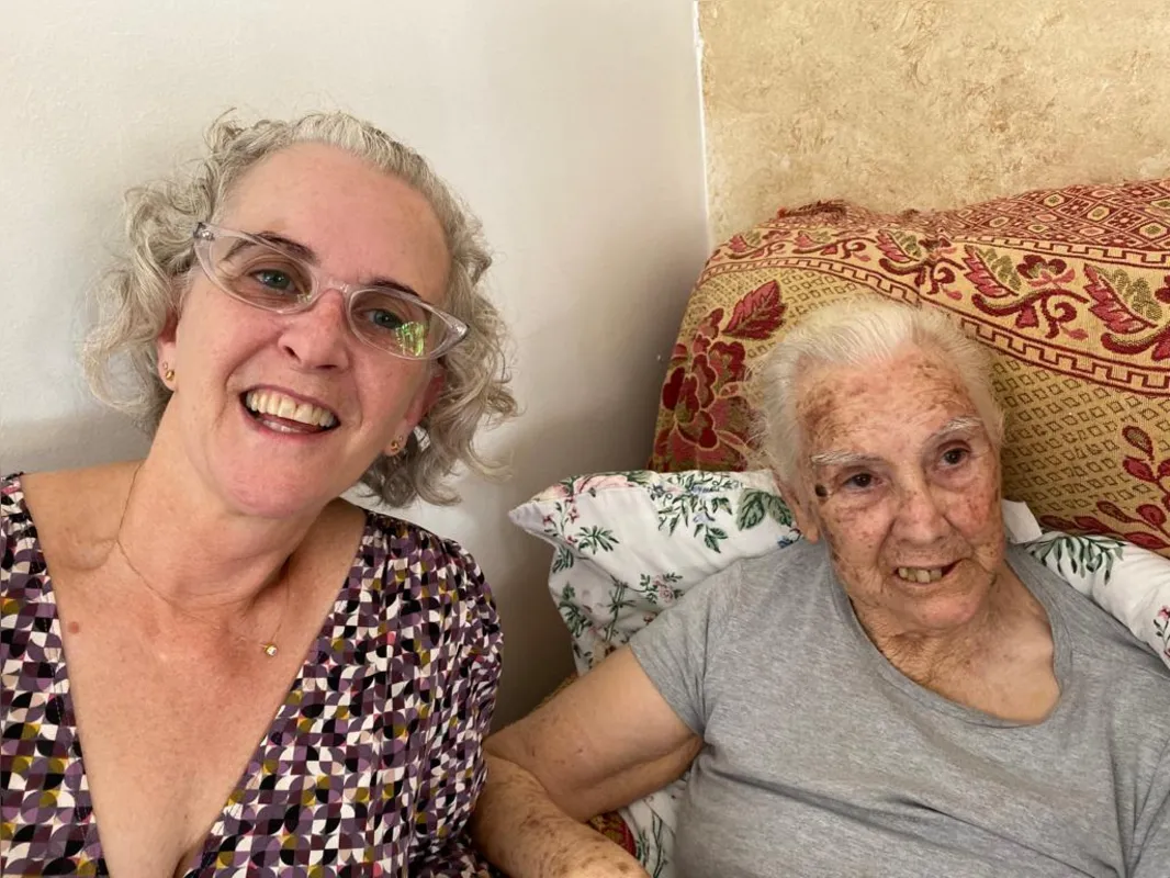 Débora Romo e a mãe Dalva Pinetti estiveram juntas pela última vez em novembro de 2019: "Quero que esteja seguro para viajar; por enquanto vamos ficar na videoconferência"