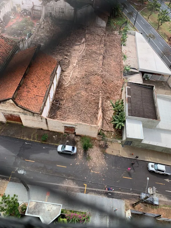 Imagem ilustrativa da imagem Temporal derruba telhado de barracão no centro de Londrina