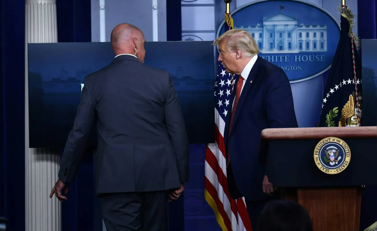 O presidente Trump é retirado de coletiva de imprensa por agentes de segurança da Casa Branca 