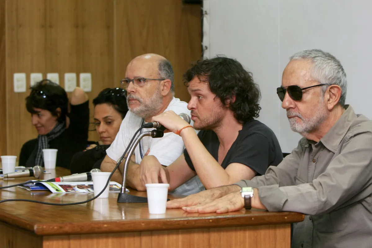 O crítico Carlos Eduardo Lourenço Jorge entre atores e debatedores no Festival de Gramado