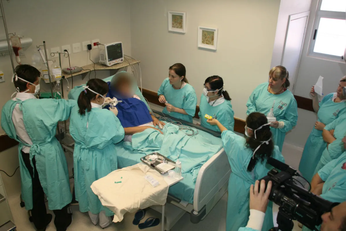 Unidade, composta por uma equipe multiprofissional,  foi inaugurada oficialmente em dezembro de 2009, mas o primeiro transplante aconteceu meses depois