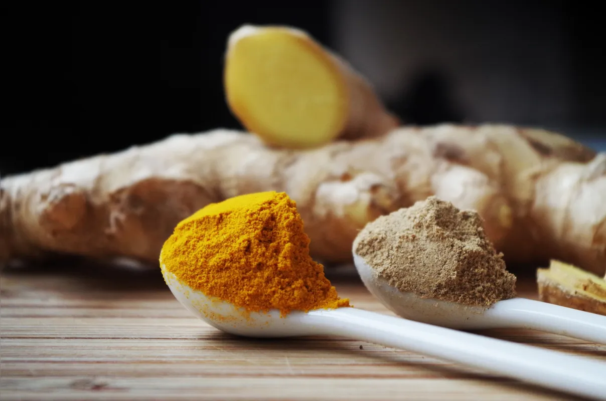 A cúrcuma ou açafrão vai bem com pratos diferentes, dando à comida uma cor muito atraente, além de sabor