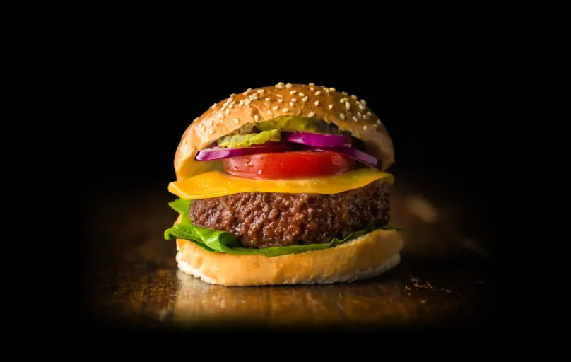 Primeiro hambúrguer feito de carne de laboratório (foto), divulgado, em 2013 custou 365 milhões de dólares