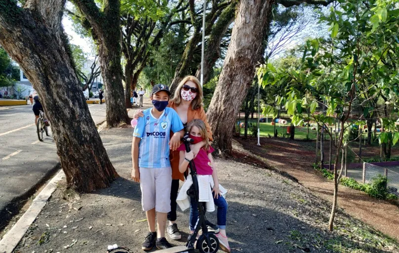 A terapeuta Sabrina Vargas aproveitou o domingo ensolado para passear com os filhos no Zerão