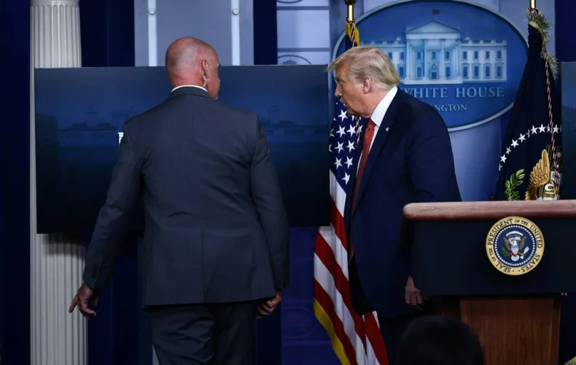 O presidente Trump é retirado de coletiva de imprensa por agentes de segurança da Casa Branca 