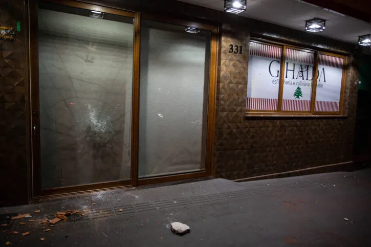 Imagem ilustrativa da imagem Restaurante é vandalizado e tem vidros da fachada quebrados no centro de Londrina