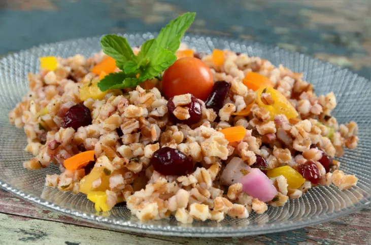 Saladas com grãos de trigo estão entre os pratos mais refrescantes e nutritivos