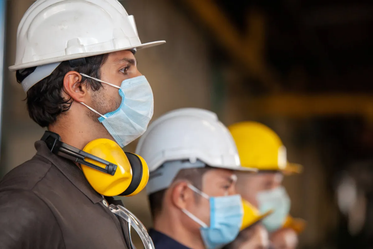 Com o retorno gradual da economia e o  auxílio emergencial diminuindo, os brasileiros vão retomando a procura por trabalho, o que pressiona a taxa de desocupação.
