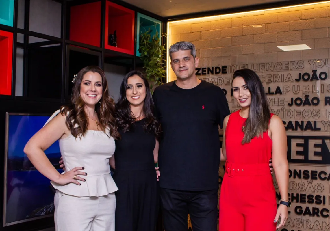 Fabiane e Douglas Lopes, ele, um dos sócios da ADR, com as arquitetas Ingrid Prado e Ane Caroline Ribeiro, do escritório Moldarch, responsável pela obra