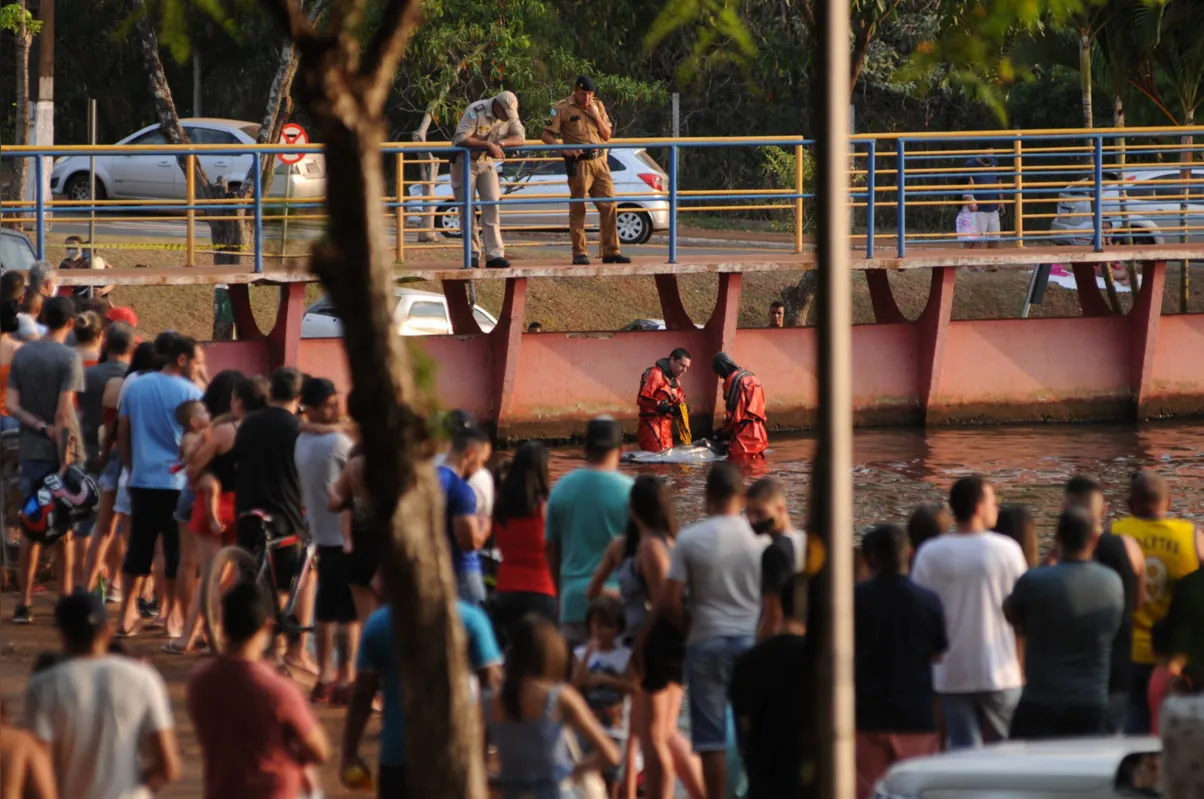 Imagem ilustrativa da imagem Adolescente morre afogado após pular no lago Igapó