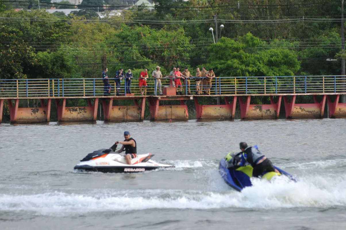 Jovens e adultos continuaram com jet skis na água durante procura pelo adolescente