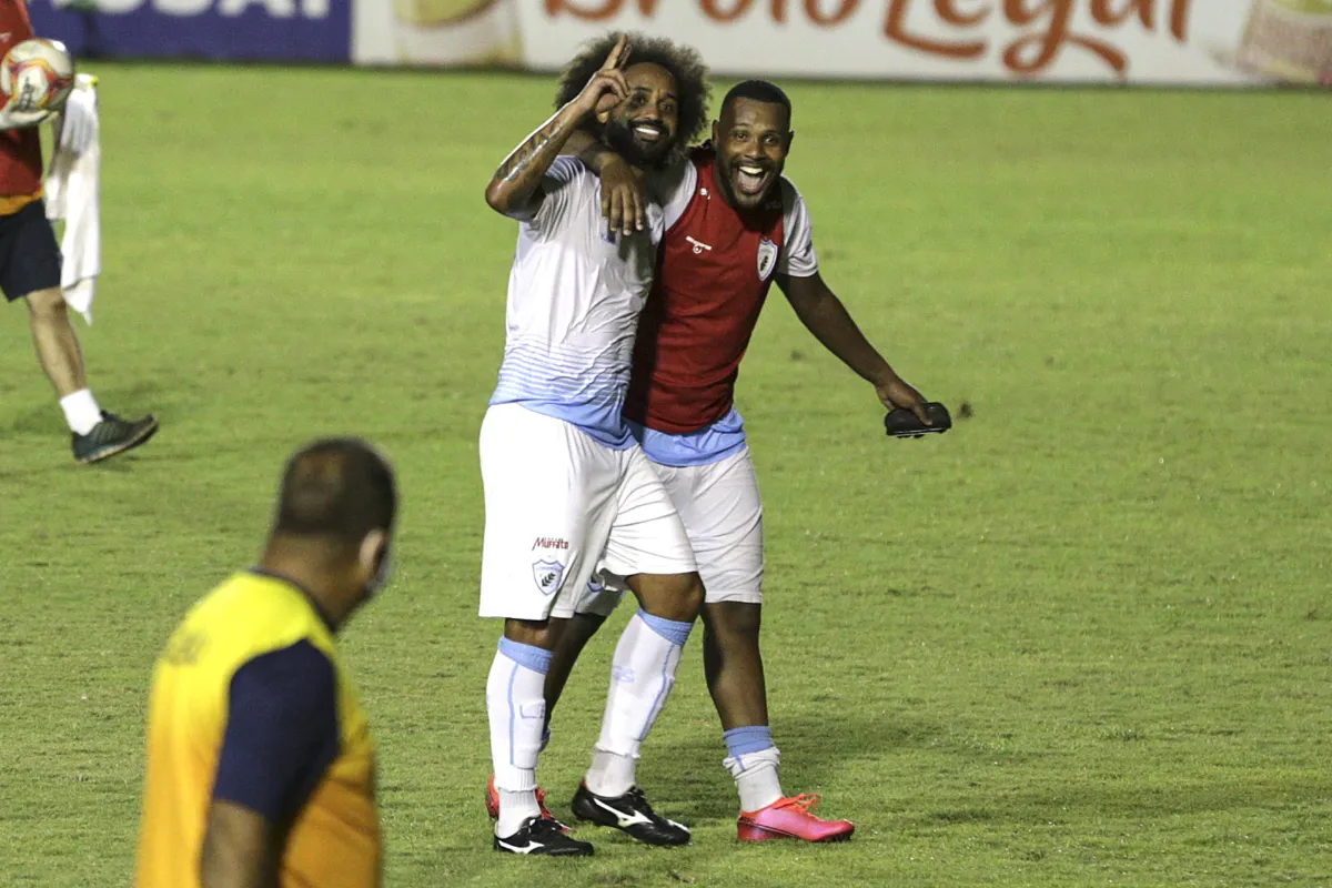 Celsinho e Adenilson marcaram os gols do Londrina na vitória sobre o Brusque, no sábado (14) 