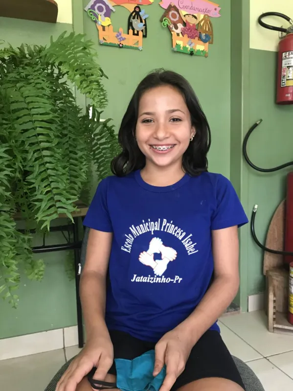 Emanuelly Costa Batista, 12 anos, 5º ano : "Escola precisa de ar condicionado nas salas e lâmpadas duráveis"
