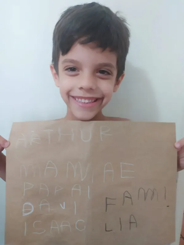 Arthur, 5 anos, em atividade realizada em casa: Os amigos fazem falta, mas interage com os irmãos em casa