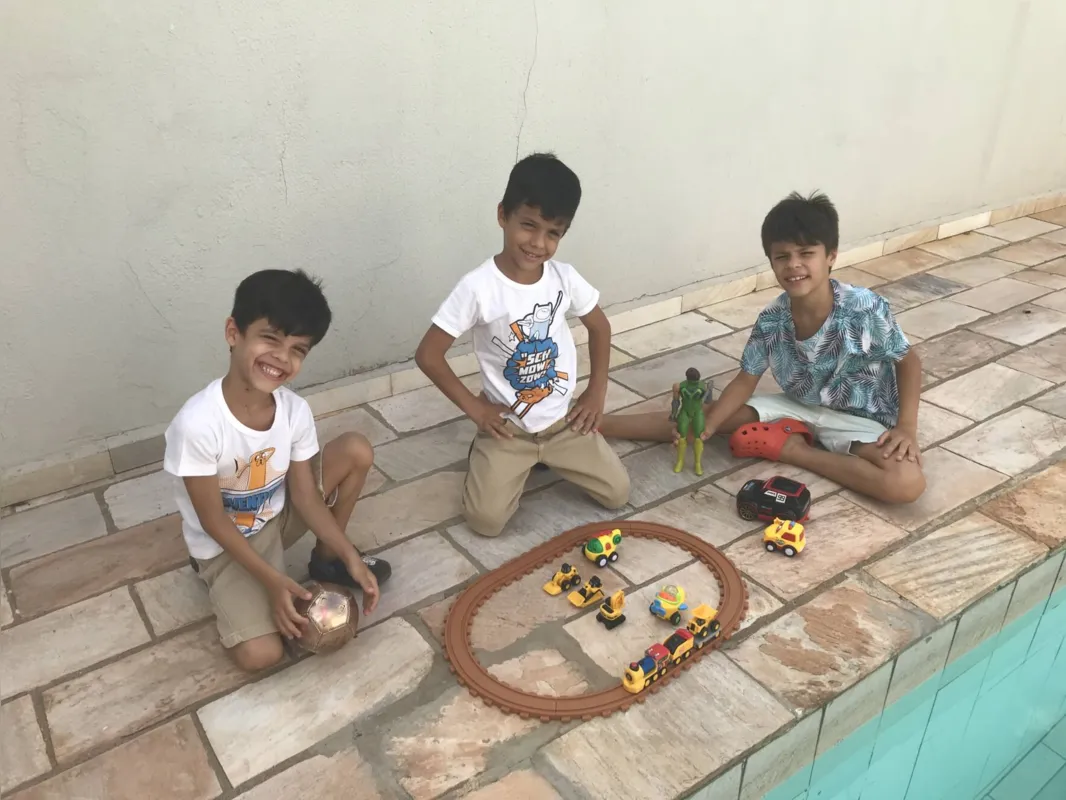 Os irmãos  gêmeos Arthur e Isaac, 5 anos e Davi, 7: com três meninos em casa, brincadeira não falta