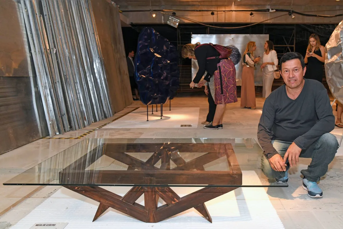 Mesa de centro, feita com restos de diversos tipos de madeira, foi criada pela equipe de voluntários da construtora