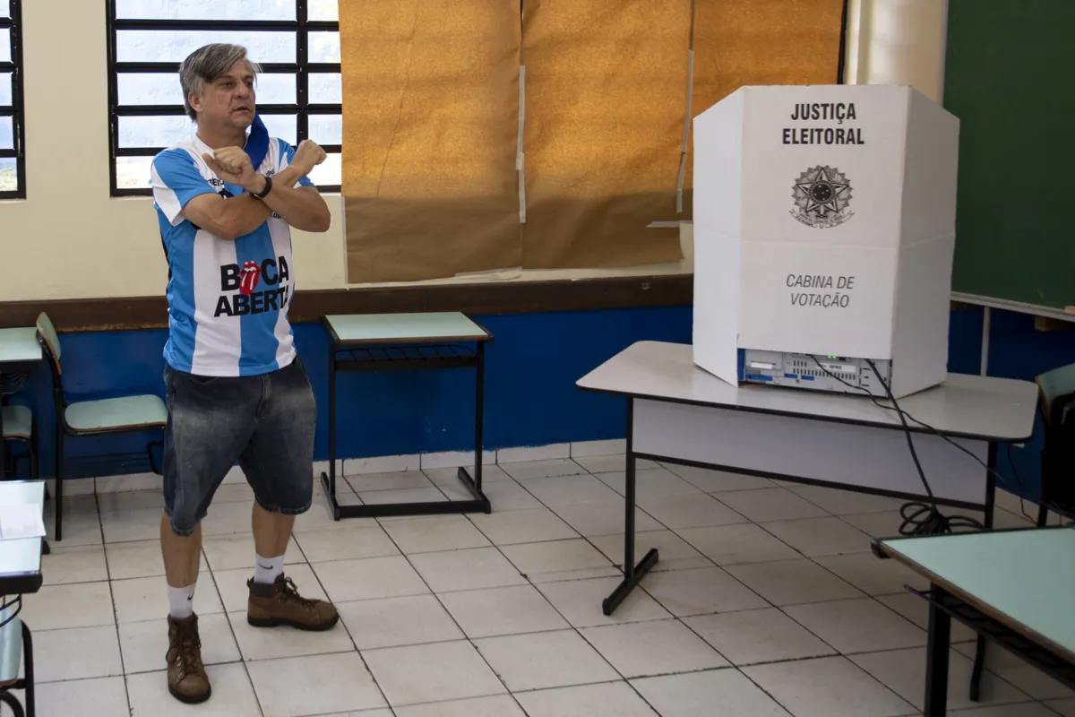 Imagem ilustrativa da imagem Boca Aberta vota na zona oeste e diz acreditar que vai ao segundo turno