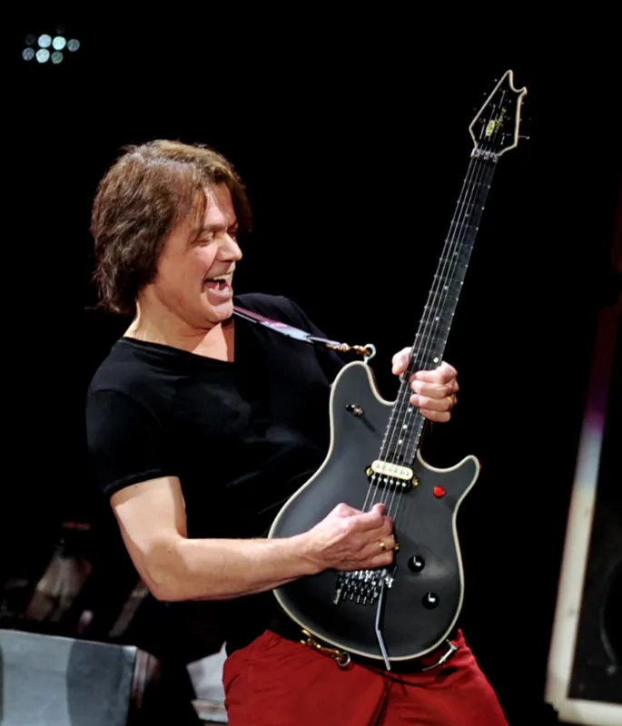 Eddie Van Halen: pesquisa e genialidade na "redescoberta" do potencial da guitarra