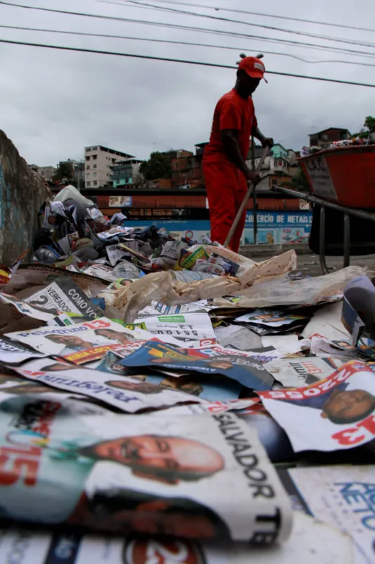 Imagem ilustrativa da imagem CRÔNICAS DE ELEIÇÕES| Santinhos, colinhas e outras histórias