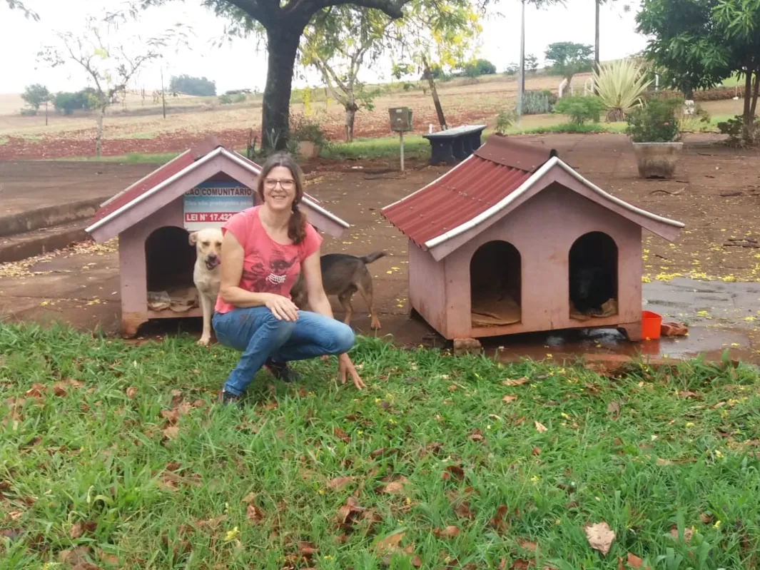 "Eu alimento uns 35 cachorros e coloco nome em todos eles, todos têm carteirinha de vacinação e são medicados anualmente”, menciona Leonice Dias Ribeiro