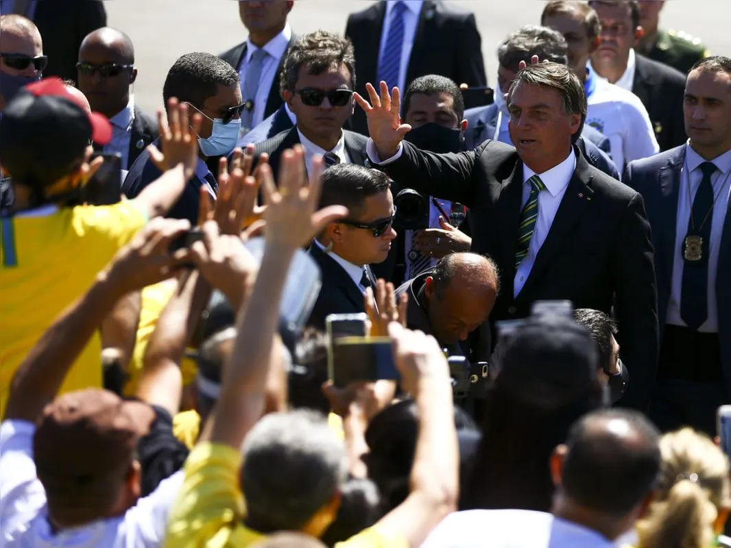 Imagem ilustrativa da imagem Candidatos tentam fazer de Bolsonaro cabo eleitoral no Alvorada